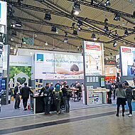 Moll bauökologische Produkte: Erstaunliche Klebekraft auch unter Wasser