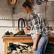 STIHL: Saugt leicht von der Hand 