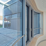 Glasfassaden: Neue Standards beim Blendschutz