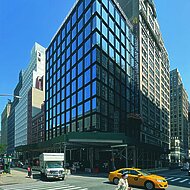 Spektakuläre Glasfassade im New Yorker »Fashion District«