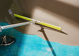 UZIN Plurafilm Hydro: Klebstoff und Feuchtesperre in einem Produkt