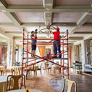 Sicherer Halt für 100 Jahre alten Kronleuchter mit Fischer Befestigungstechnik 