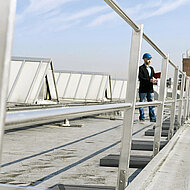 KRAUSE-WERK: SchutzGeländer-System als Seitenschutz für Flachdächer