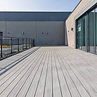 NATURinFORM: Massivdielen in Holz-Optik prägen neue Dachterrasse