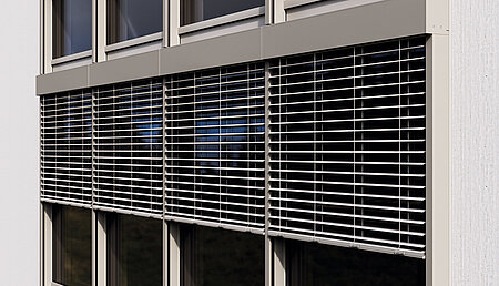 Durchdachter Sonnenschutz für Pfosten-Riegel-Fassaden