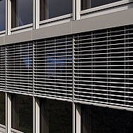 Durchdachter Sonnenschutz für Pfosten-Riegel-Fassaden
