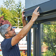 Elero: Nachträglicher Sonnenschutz dank Solarkraft