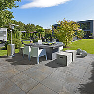 Kann: Stilübergreifende Terrassenplatte in Rostrot