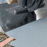 KLB Kötztal: Neuer Spachtel für ableitfähigen ESD-Fußboden zur BAU