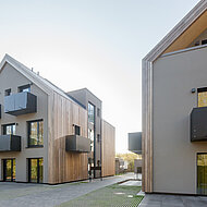 Caparol: Massivholzhaus in warme Erdtöne eingehüllt