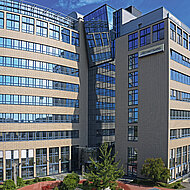 Moeding Keramikfassaden: Nachhaltige Fassadenlösungen für Erweiterungsbauten