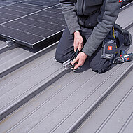 Stehfalz-Klemme zur Befestigung von PV-Anlagen