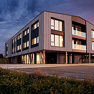 Moderne Büroräume umhüllt von Holz und Glas