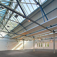 Filigrane Firstverglasung für historische Hallen