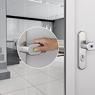 HOPPE: Aufschließen und Öffnen mit einer Bewegung