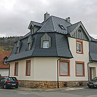 PREFA: Dach mit vielen Details - Hohe Anforderungen an das Material 