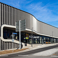 Schäfer: Teiltransparente 3D-Fassade aus Aluminium-Lochblechen