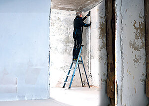 Stufen-Stehleiter  bew&auml;hrt sich im Praxistest