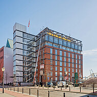 Renolit: Erste maschinelle Folierung am Hamburger Elbspeicher