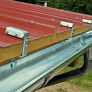 Zambelli: Rinnenhaken-Set für optimale Dachentwässerung der Stockhalle