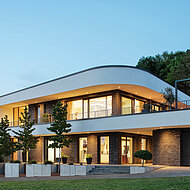 Schüco: Hohe Transparenz dank großformatiger Glasflächen