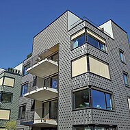 Effektvolle Fassade mit kleinformatigen Zinkschindeln