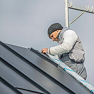 Lindab: Mattschwarzes Klick-Dach für Neubrandenburger Geschäftshaus