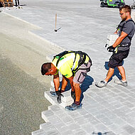 Exoskelett unterstützt Handwerker beim Verlegen von Böden