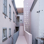 Caparol: Moderner Wappenturm mit historischer Ausstrahlung