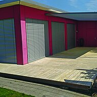 Rutsch- und sturzsichere Holzterrasse für den Kindergarten