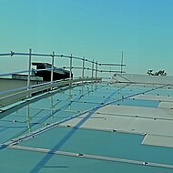 Sicheres Arbeiten auf dem Glasdach dank temporärem Seitenschutz