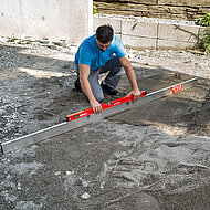 SOLA-Messwerkzeuge: Befestigungsklammer macht Abziehlatte zum Messgerät