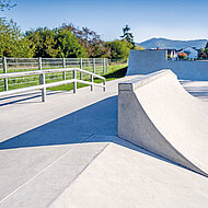 HeidelbergCement: Mit Handarbeit zur Quarterpipe – Skateanlage aus Spritzbeton