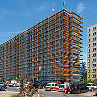 Peri: Fassadeneinrüstung mit System