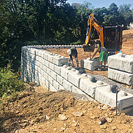 Langlebigkeit, einfache Montage und Design – viele Vorteile des Stützmauersystems von Mauthe