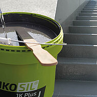 Umweltfreundliches Allroundtalent dichtet Flächen und Anschlüsse ab