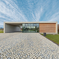 braun-steine: Pflastersteine schaffen Verbindung zwischen spannungsvollem Dialog