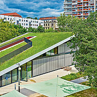 FDT FlachdachTechnologie: 80 Jahre Kunststoff-Dachbahn - Aus Erfahrung innovativ