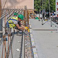 Schöck Bauteile: Optimiertes Wärmedämmelement für sichere Befestigung von Balkonen mit Höhenversatz