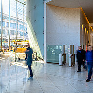 Auszeichnung für Schlüter-Systems für Sanierung der Lobby des Frankfurter Messeturms 