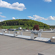 Lamilux: Produktkooperation aus Lichtband und Lüftungsklappe