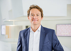 Ren&eacute; Grupp bleibt zumindest bis 2030 CEO bei  Sievert. 