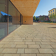 Braun-Steine: Harmonie zwischen Fassade und Bodenbelag im Außenbereich