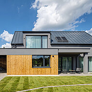 Moderner Neubau mit elegantem Profil 