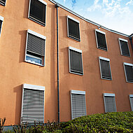 Schnell, präzise, kostengünstig: Irsch und Lauer installierte 50 Lakal »Easy«-Raffstores an AWO-Seniorenzentrum 