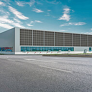 Nach schräg und flach kommt vertikal: Neue Systemlösung für Gebäudefassaden