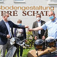 PCI Augsburg: Fu&szlig;bodenlegerbetrieb gewinnt Vespa beim THOMSIT-Gewinnspiel zur BAU Online 2021