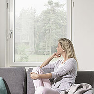 Ein Fenster, das geschlossen lüftet