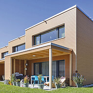 Langlebige WPC-Fassade in Bernsteinbraun