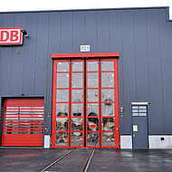 Efaflex: Schnelllauf-Falttore für die Zugwerkstatt